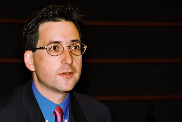Fotografi 21: Portrait of Mep Mark Francis WATTS in the hemicycle et the European Parliament in Brussels
