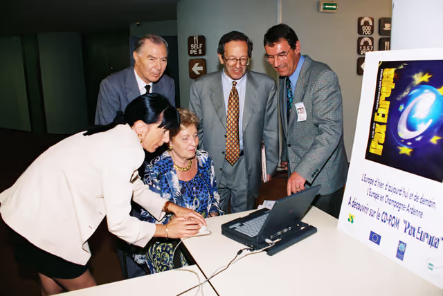 Foto 9: Presentation of the Pax Europa CD-Rom