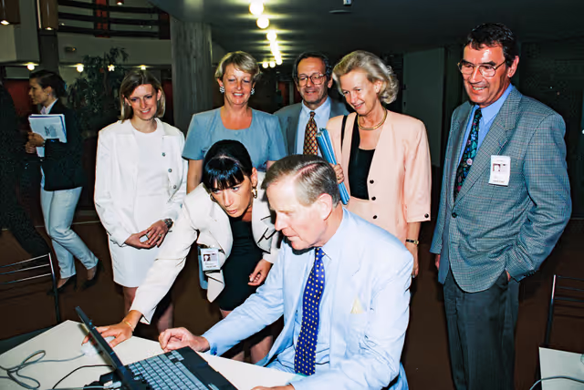 Foto 1: Presentation of the Pax Europa CD-Rom