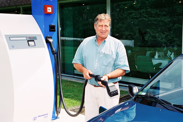 Foto 1: MEP Joe WILSON with electric vehicles in Strasbourg