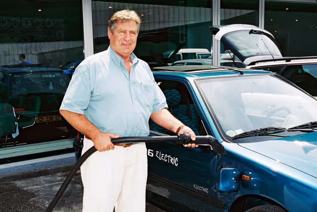 Foto 2: MEP Joe WILSON with electric vehicles in Strasbourg