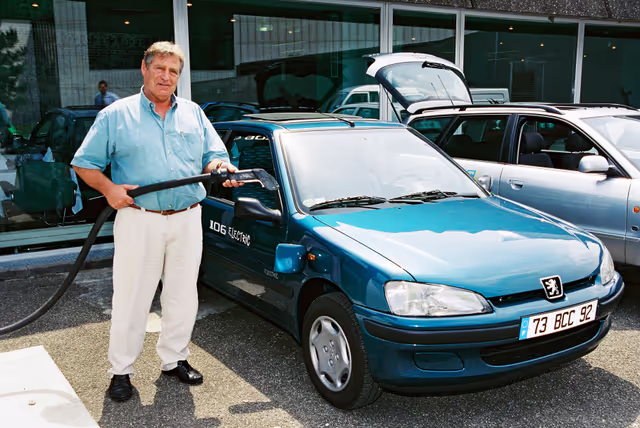 Foto 4: MEP Joe WILSON with electric vehicles in Strasbourg