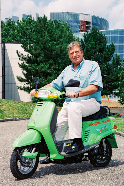 Foto 3: MEP Joe WILSON with electric vehicles in Strasbourg