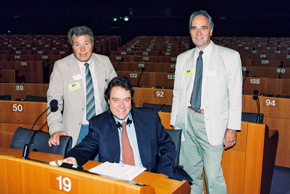 MEP Richard HOWITT with guests in the hemicycle in Brussels