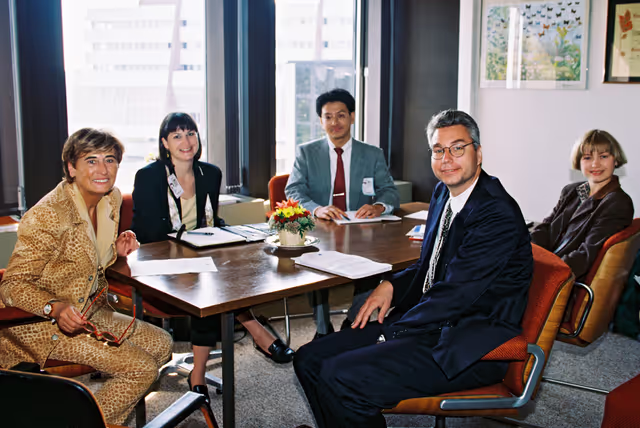 Foto 1: MEP Ursula SCHLEICHER with guests in her office in Strasbourg
