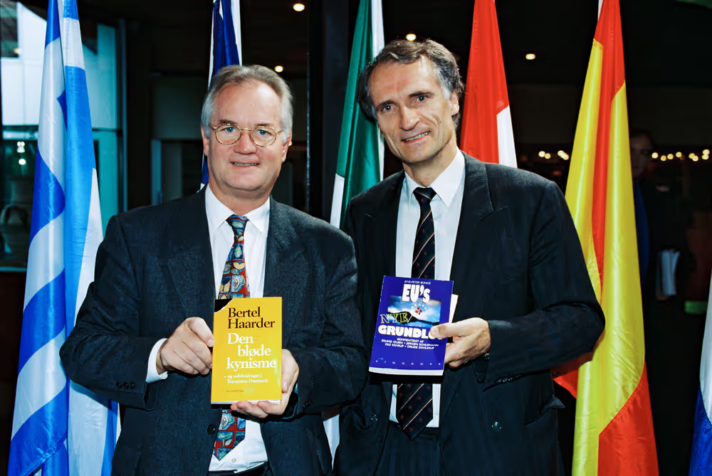MEPs Jens-Peter BONDE and Bertel HAARDER exchange their book in Strasbourg