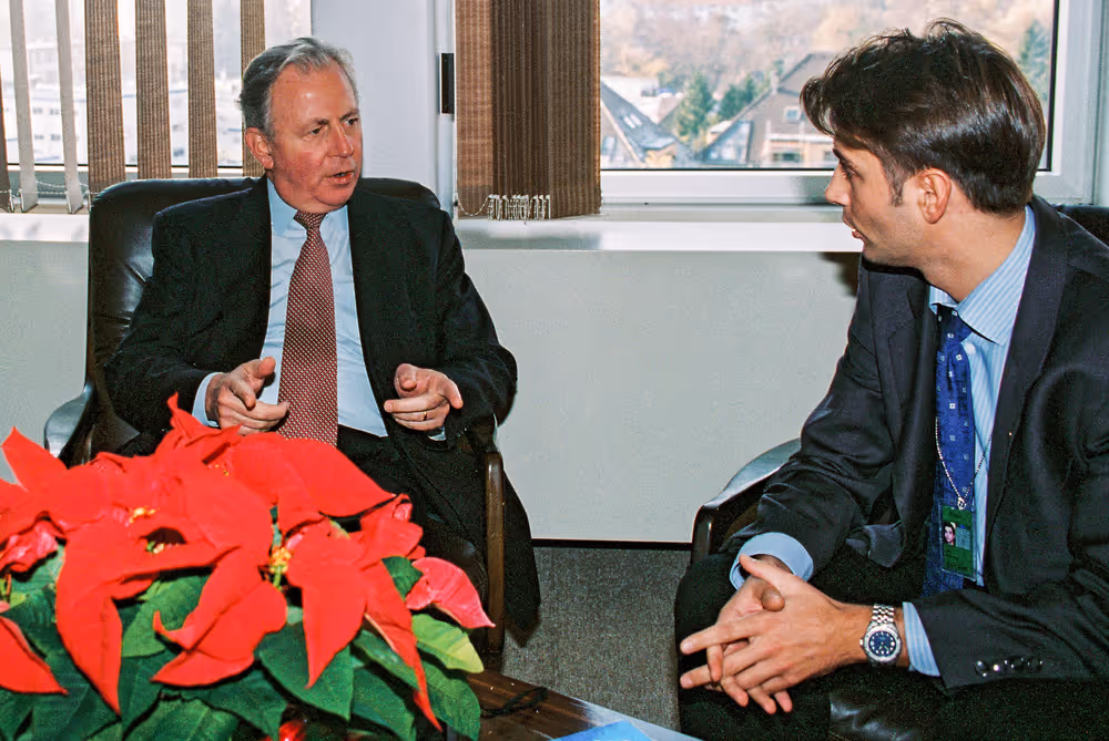 EC President - Jacques SANTER meets with a journalist