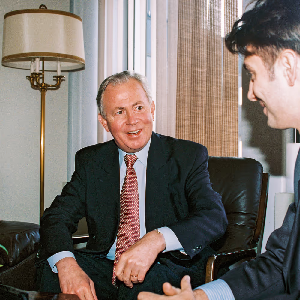 EC President - Jacques SANTER meets with a journalist
