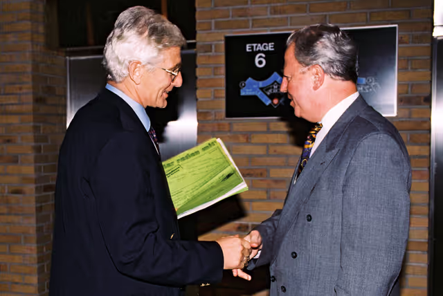 Fotogrāfija 3: Mep Reinhard RACK presents the results of a survey on children in advertising to the President of the European Commission.