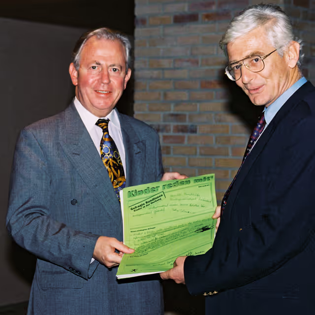 Fotogrāfija 2: Mep Reinhard RACK presents the results of a survey on children in advertising to the President of the European Commission.