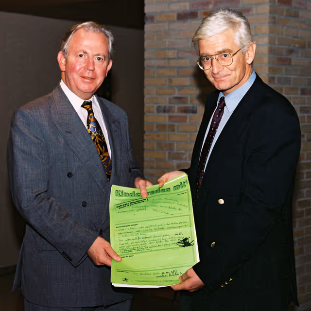 Fotogrāfija 1: Mep Reinhard RACK presents the results of a survey on children in advertising to the President of the European Commission.