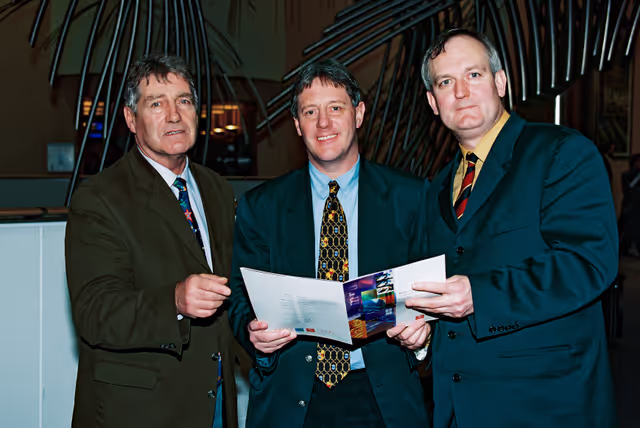 Valokuva 1: MEPs from Wales with a brochure on tourism in Wales - CYMRU