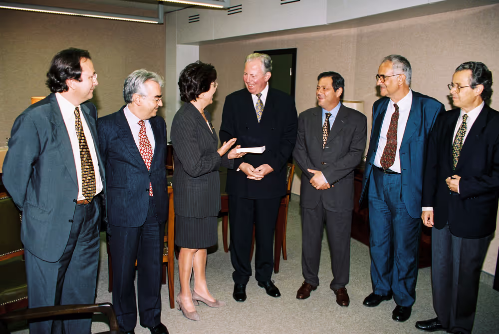 MEP Concepcio FERRER offers a book to EC President