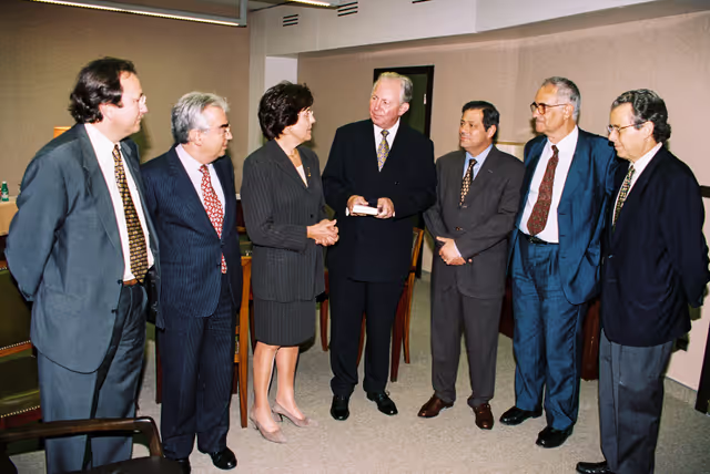 Fotografie 3: MEP Concepcio FERRER offers a book to EC President