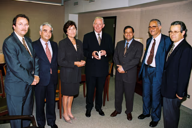 Fotografie 2: MEP Concepcio FERRER offers a book to EC President