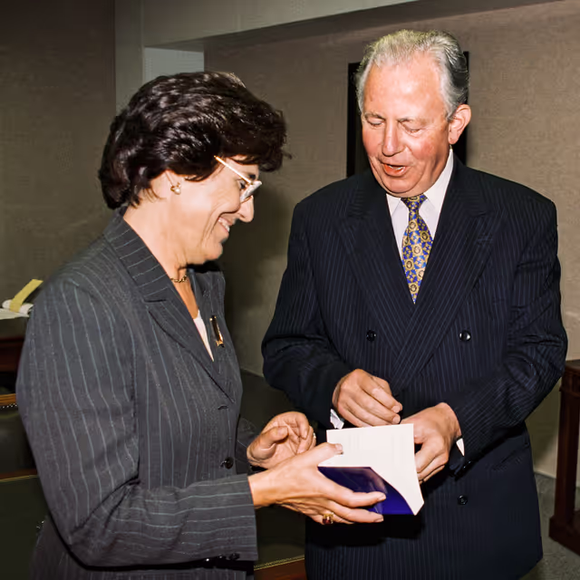 Fotografie 4: MEP Concepcio FERRER offers a book to EC President