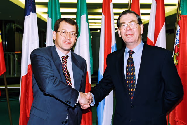 Zdjęcie 1: MEP Graham WATSON with a guest in Brussels