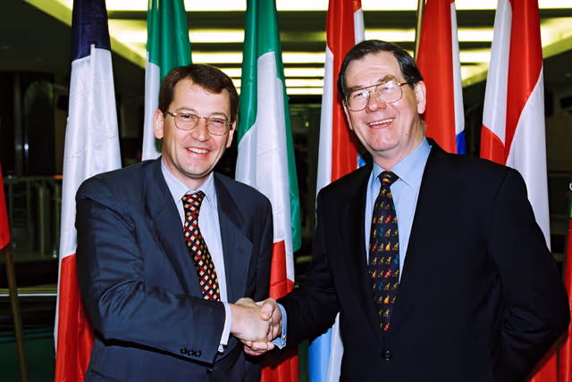 Zdjęcie 2: MEP Graham WATSON with a guest in Brussels