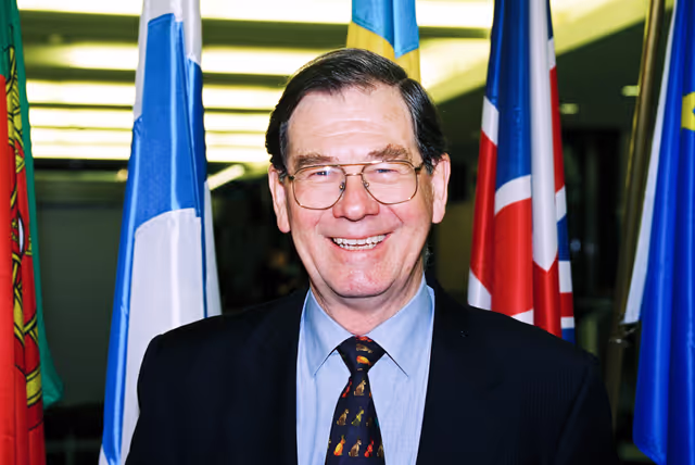 Zdjęcie 3: MEP Graham WATSON with a guest in Brussels