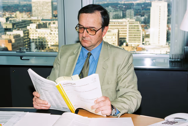 Zdjęcie 4: Portrait of MEP Herbert BOSCH in his office in Brussels