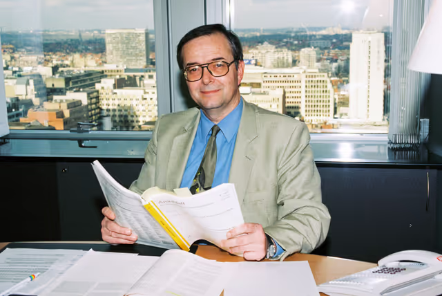 Zdjęcie 3: Portrait of MEP Herbert BOSCH in his office in Brussels