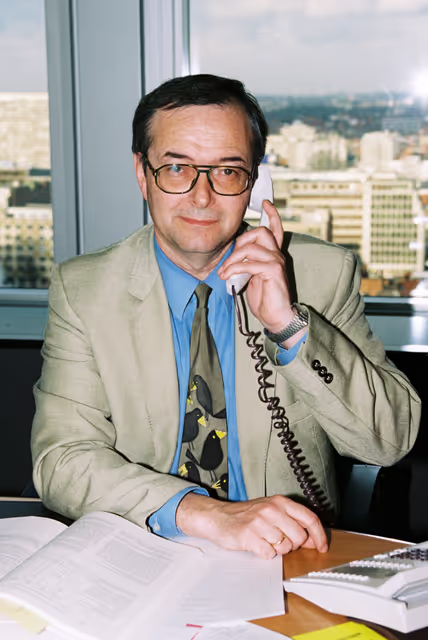 Zdjęcie 7: Portrait of MEP Herbert BOSCH in his office in Brussels
