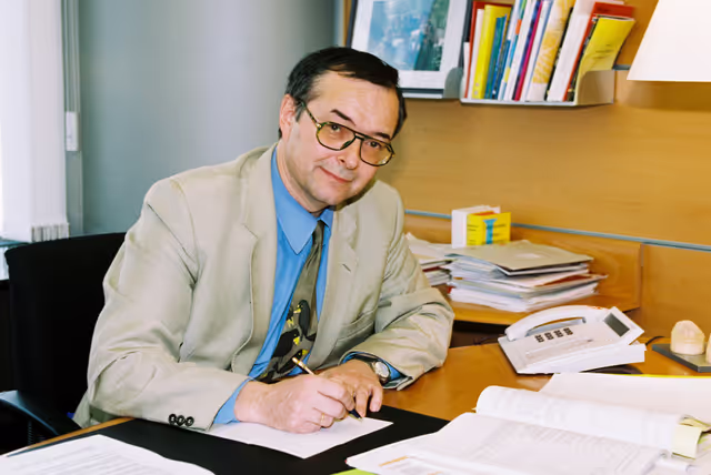 Zdjęcie 5: Portrait of MEP Herbert BOSCH in his office in Brussels