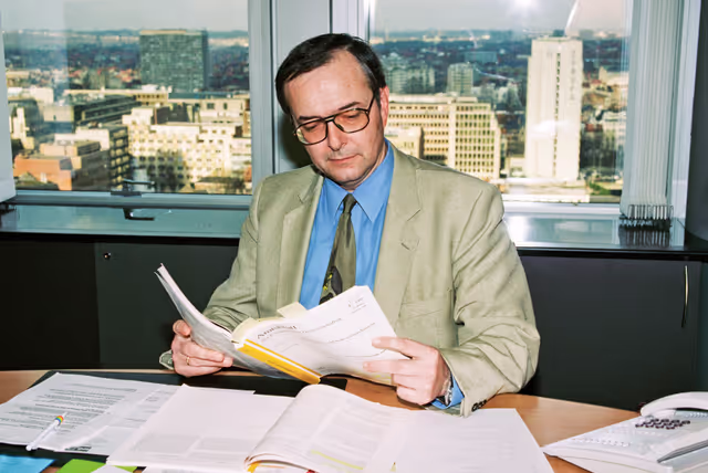 Zdjęcie 2: Portrait of MEP Herbert BOSCH in his office in Brussels