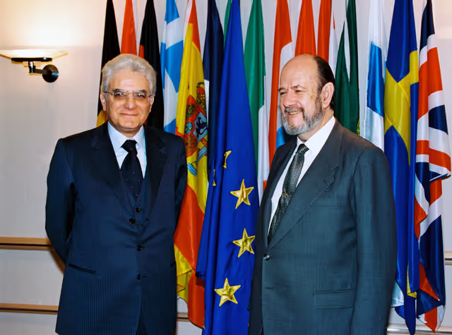 Foto 2: The European Parliament President receiving the visit of the Italian Deputy Prime Minister Sergio MATTARELLA at the European Parliament of Brussels on the 4th of February 1999.