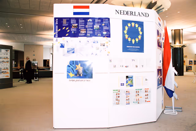 Information stands on the upcoming European election of June 1999