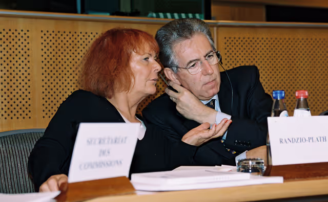 Foto 4: The MEP Christa RANDZIO-PLATH and Mario MONTI, European Commissioner during a meeting in Brussels on October 1999.