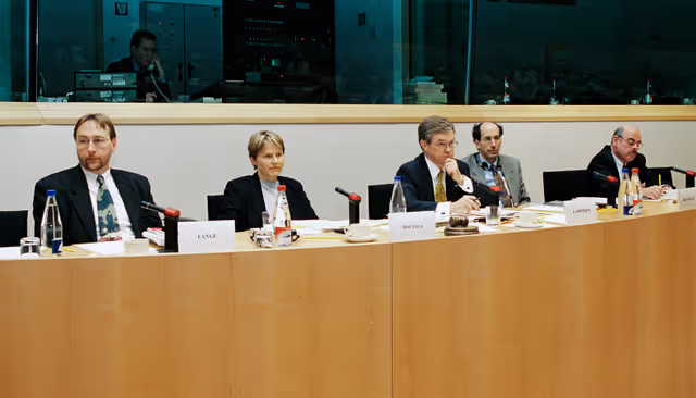 Photo 3 : MEPs with Visitors in the European Parliament