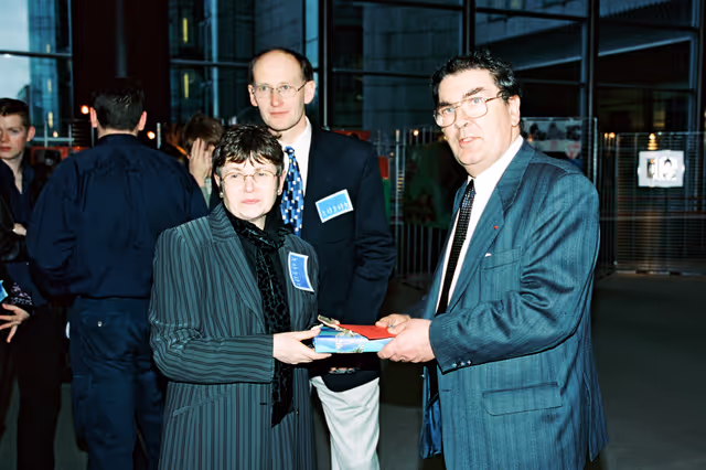 Fotografi 16: MEP John HUME during an exhibition at the European Parliament