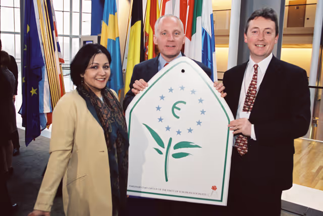 The MEPs Neena GILL, Michael CASHMAN, Simon Francis MURPHY in Strasbourg in March 2000.