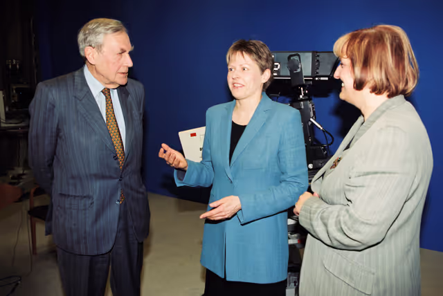 Foto 4: Discussion following a TV debate in Strasbourg