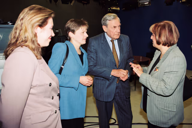 Foto 5: Discussion following a TV debate in Strasbourg