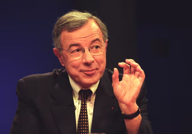 Photo 21: MEP Alain LAMASSOURE attends an interview in Strasbourg