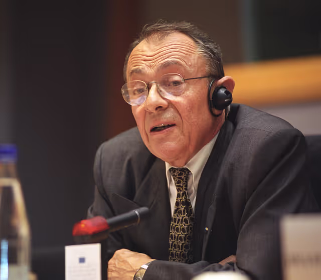Photo 18: MEP Michel ROCARD attends a meeting in Brussels