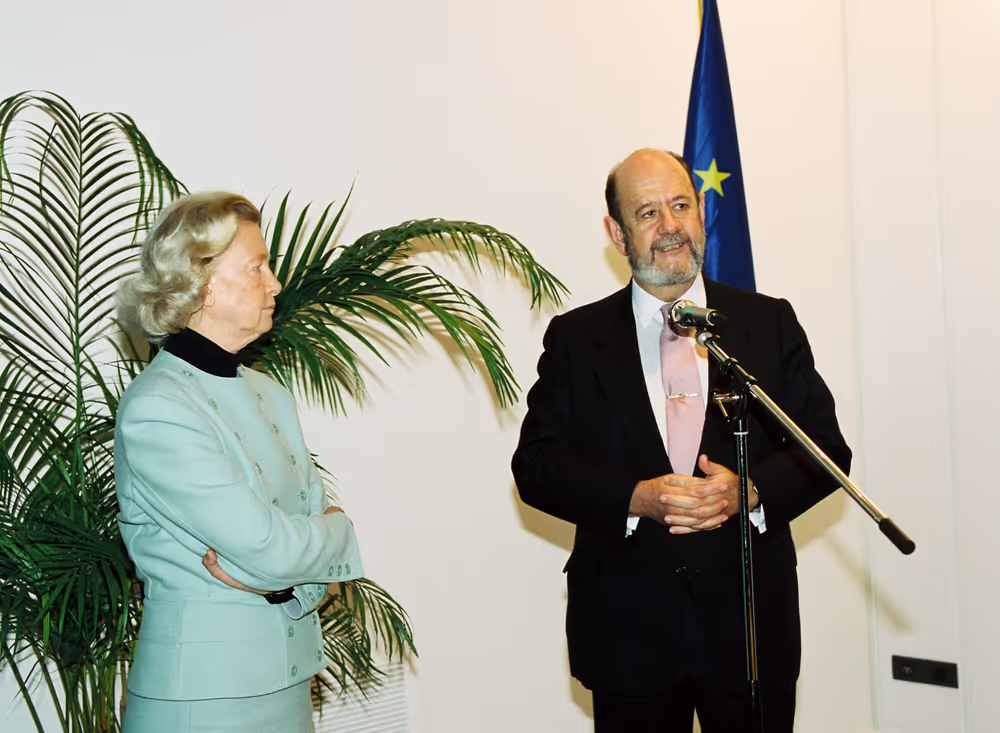 Hand over of a medal to Jose Maria GIL-ROBLES GIL-DELGADO