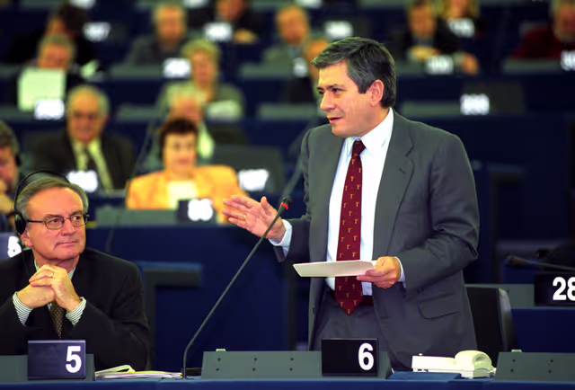Photo 35: MEP Enrique BARON CRESPO speaks in plenary session in Strasbourg