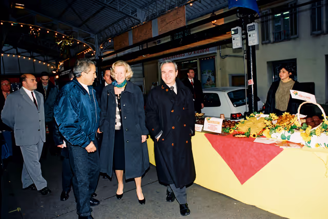 Foto 4: Visit of Nicole FONTAINE, EP President at the covert market of Antibes in December 2000.