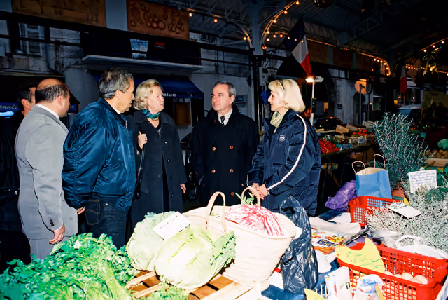 Foto 5: Visit of Nicole FONTAINE, EP President at the covert market of Antibes in December 2000.