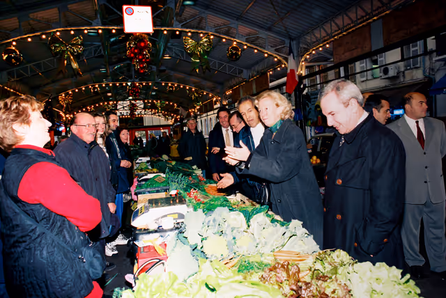 Foto 3: Visit of Nicole FONTAINE, EP President at the covert market of Antibes in December 2000.