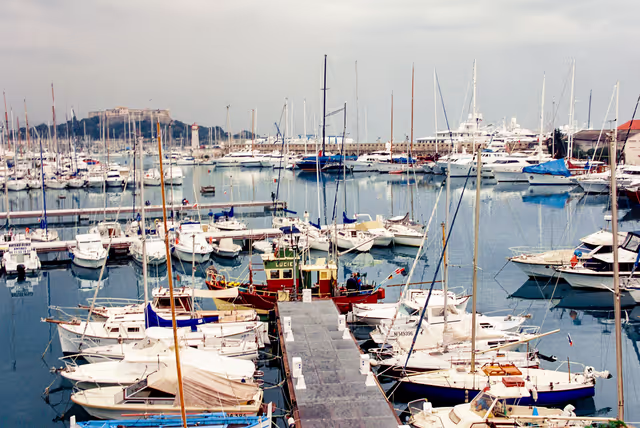 Foto 7: Visit of Nicole FONTAINE, EP President to Antibes port in December 2000.