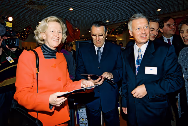 Foto 9: Visit of Nicole FONTAINE, EP President to the European Parliament information desk at the Nice Etoile buidling in December 2000.