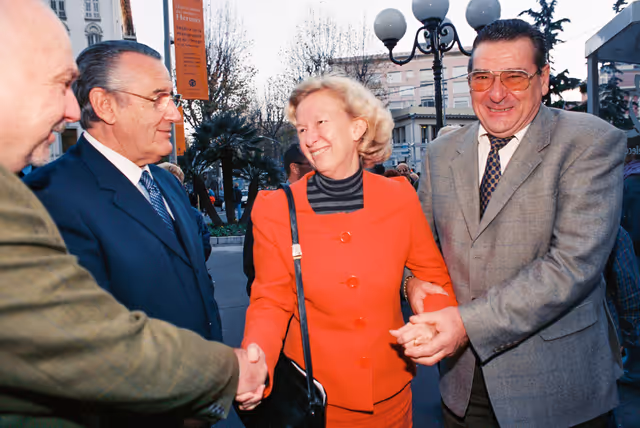 Foto 11: Visit of Nicole FONTAINE, EP President to the European Parliament information desk at the Nice Etoile buidling in December 2000.