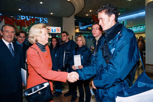 Foto 14: Visit of Nicole FONTAINE, EP President to the European Parliament information desk at the Nice Etoile buidling in December 2000.