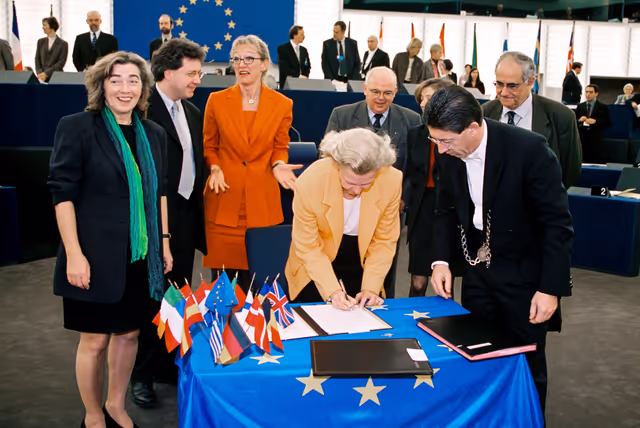 Suriet 1: Signature of the Budget at the European Parliament of Strasbourg in December 2000.
