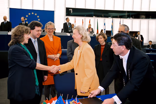 Suriet 2: Signature of the Budget at the European Parliament of Strasbourg in December 2000.