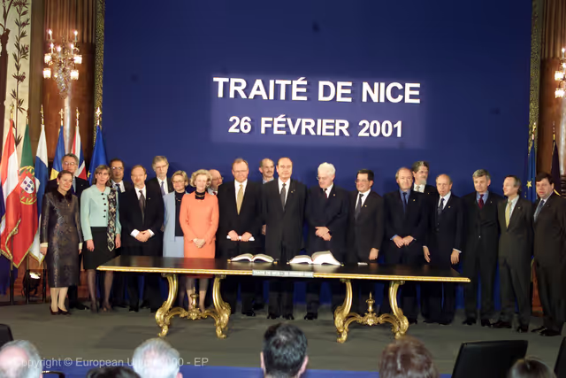 Photo 2: Signature of the Nice Treaty.
